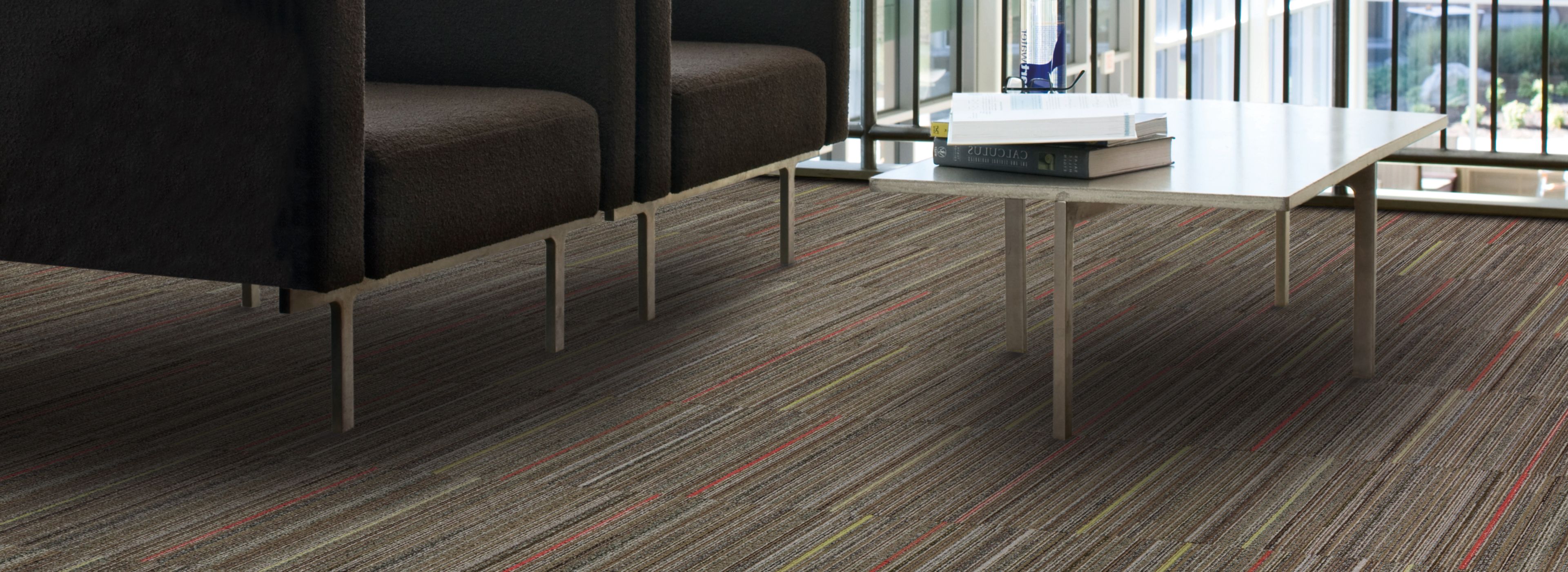 Interface Primary Stitch in seating area with books on table imagen número 1